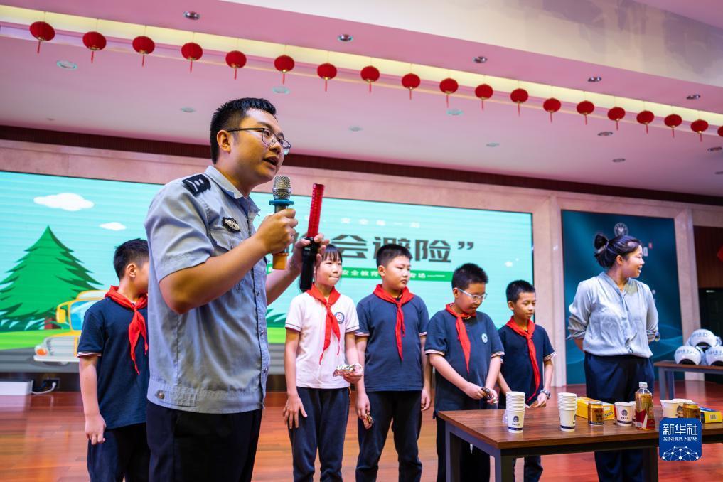 奔驰宝马游戏厅